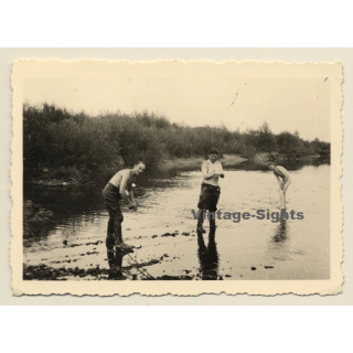 Nude Soldier & Comrades Washing Himself In Lake / Gay INT (Vintage Photo 1930s/1940s)