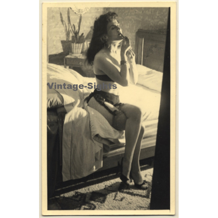 Semi Nude Female On Edge Of Bed / Lipstick - Suspenders (Vintage Photo France ~1940s/1950s)