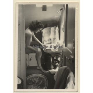 Great Snapshot Of Nude Female Sitting In Wardrobe (Vintage Photo France ~1940s/1950s)