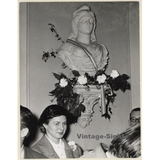 Ingrid Bergman In Front Of Bust (Vintage Press Photo 1950s/1960s)