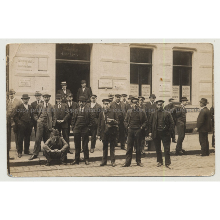 German Boatmen In Front Of Schiffer Verband Rheingold Zahlstelle (Vintage Photo PC  ~1920s)