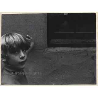 Jerri Bram (1942): Blonde Boy Looking At Camera / House Facade (Vintage Photo ~1970s)