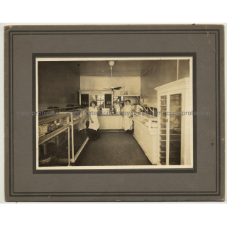German Emigrants In Chicago Bakery / Pastry Shop (Vintage Photo B/W ~1920s)