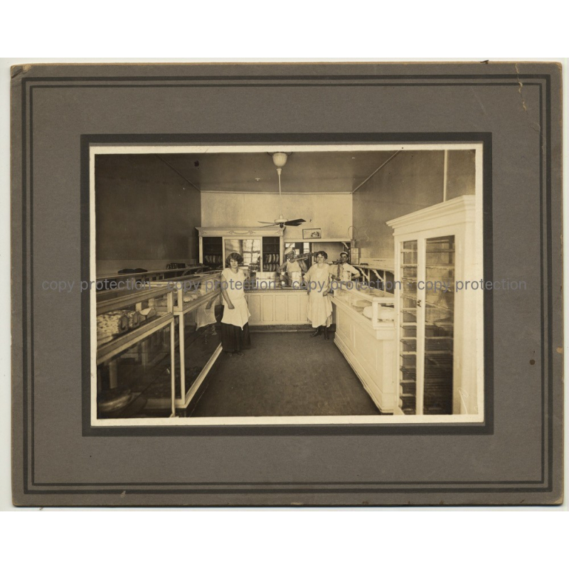 German Emigrants In Chicago Bakery / Pastry Shop (Vintage Photo B/W ~1920s)