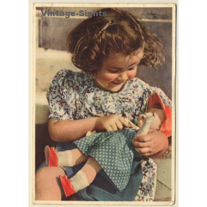 Mädchen spielt mit Käthe Kruse Puppe *2 (Vintage PC 1942)