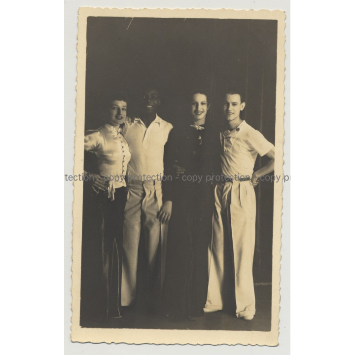 Beautiful Shot Of 2 Couples In 1930s / Fashion (Vintage Gelatine Silver Photo)