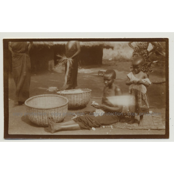 African Kids Process Cotton Wool On Market / Congo? (Vintage Photo B/W 1920s/1930s)
