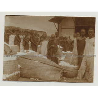 Group Of African People At Cotton Wool Market / Congo? (Vintage Photo B/W 1920s/1930s)