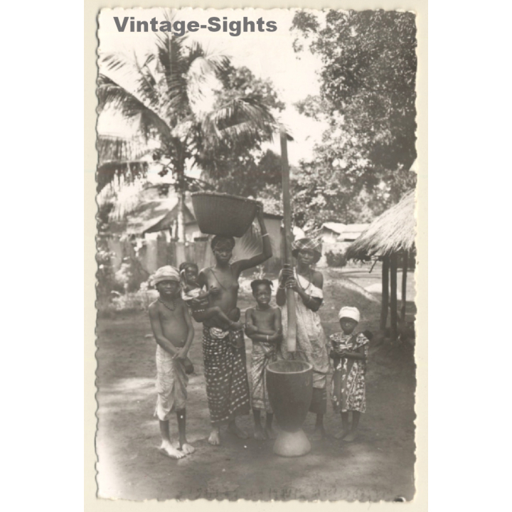 Famille Africaine Pilant Riz / Traditional Clothes - Topless (Vintage RPPC)