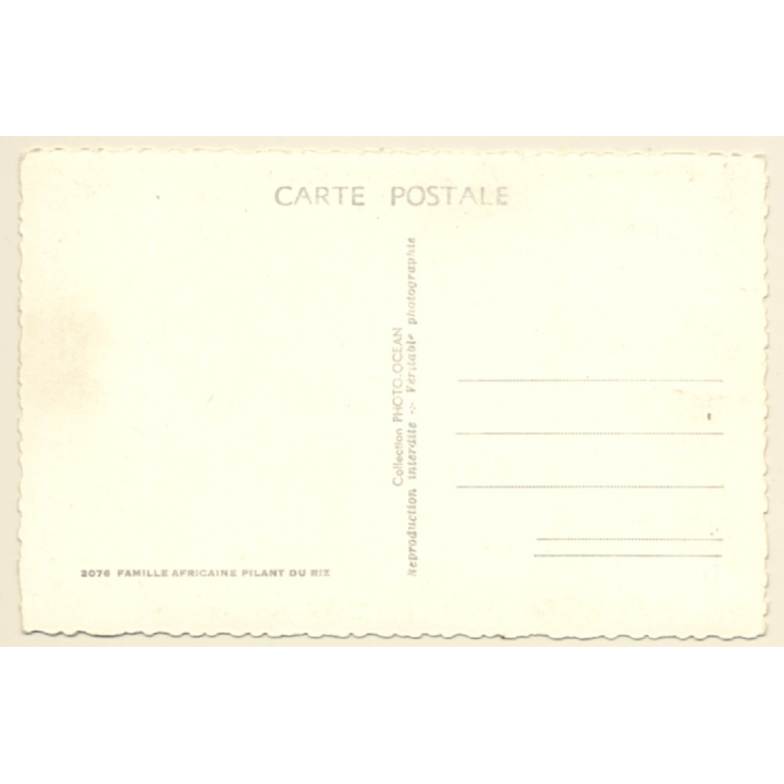 Famille Africaine Pilant Riz / Traditional Clothes - Topless (Vintage RPPC)