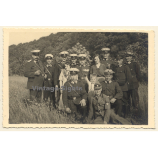 Rote Kreuz Delegation Auf Wiese / Uniform WW2 (Vintage RPPC 1930s)