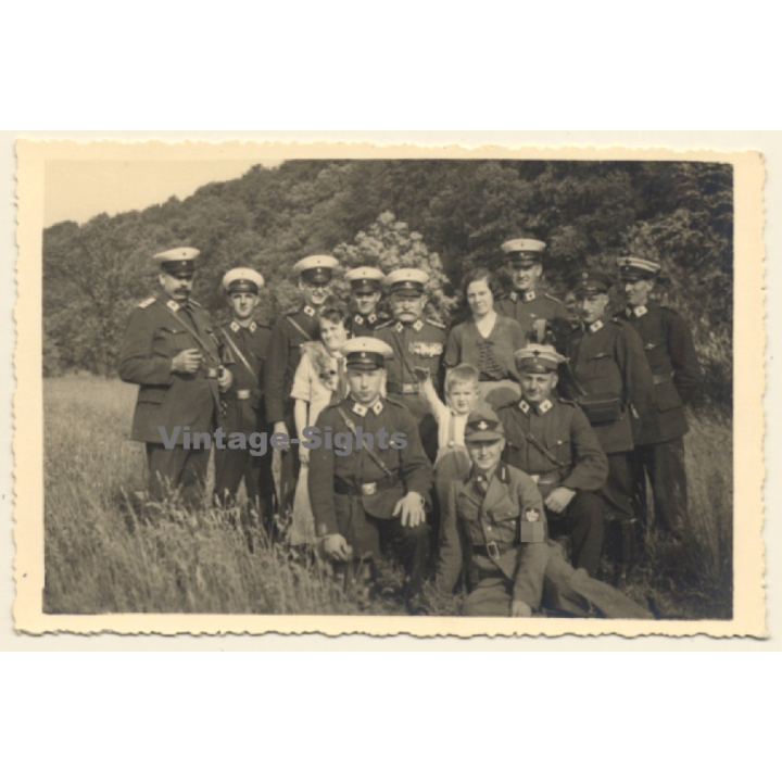 Rote Kreuz Delegation Auf Wiese / Uniform WW2 (Vintage RPPC 1930s)