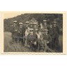 Rote Kreuz Delegation Auf Wiese / Uniform WW2 (Vintage RPPC 1930s)