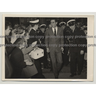 GIlbert Becaud Amongst Fans / Protected By Police Charleroi (Vintage Photo 1960s)