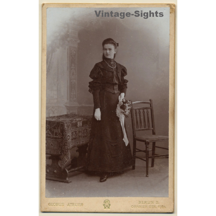 Globus Atelier / Berlin: Elegant Young Woman in Victorian Dress (Vintage Cabinet Card ~1900s/1910s)