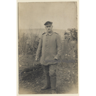 WW1: Deutscher Soldat auf Wiese (Vintage RPPC ~1910s)