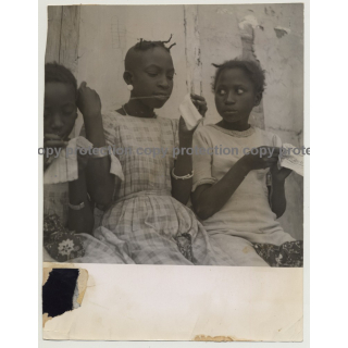 Great Shot Of 3 Young Senegalese Girls Doing Embroderie (Vintage Photo B/W ~1950s)