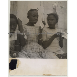 Great Shot Of 3 Young Senegalese Girls Doing Embroderie (Vintage Photo B/W ~1950s)