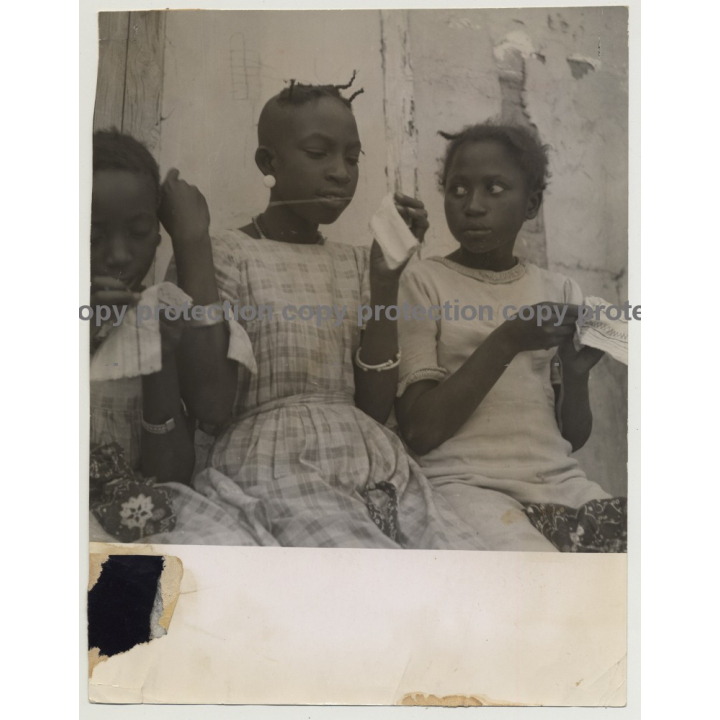 Great Shot Of 3 Young Senegalese Girls Doing Embroderie (Vintage Photo B/W ~1950s)