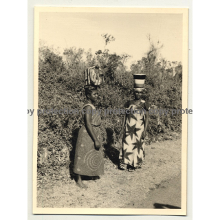 2 African Females In Beautiful Traditional Dresses / Head-Carrying  (Vintage Photo B/W ~1950s)