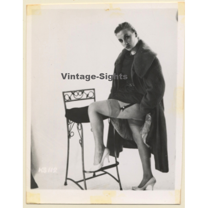 Erotic Study: Cheeky Brunette Undressing *2 / Nylons - Suspenders (Vintage Photo ~1950s)