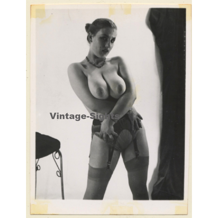 Erotic Study: Cheeky Brunette Undressing *7 / Topless (Vintage Photo ~1950s)