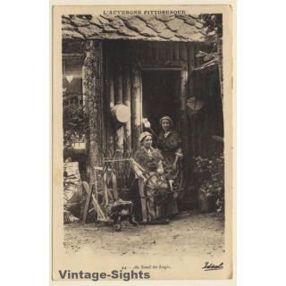 L'Auvergne Pittoresque: Au Seuil De Logis - Traditional Costume - Spinning Wheel (Vintage PC 1947)