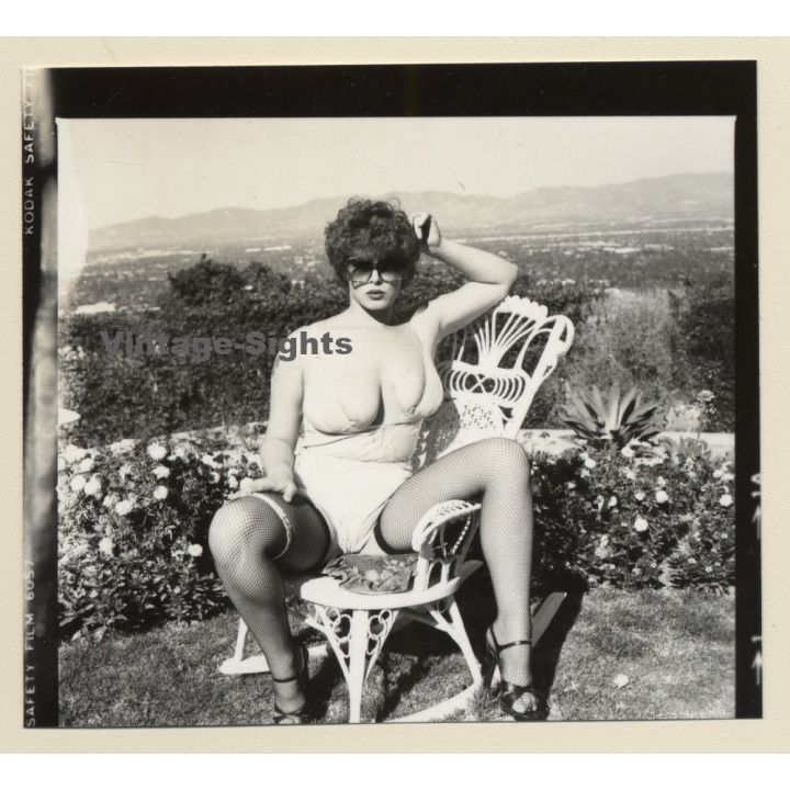 Erotic Study: Racy Busty Semi Nude Pin-up Outdoors*13 / Bra (Vintage Contact Sheet Photo 1970s/1980s)