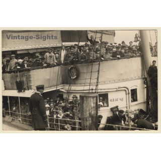 HAPAG: Passagierschiff Kaiser / Departure - Passengers (Vintage RPPC 1925)