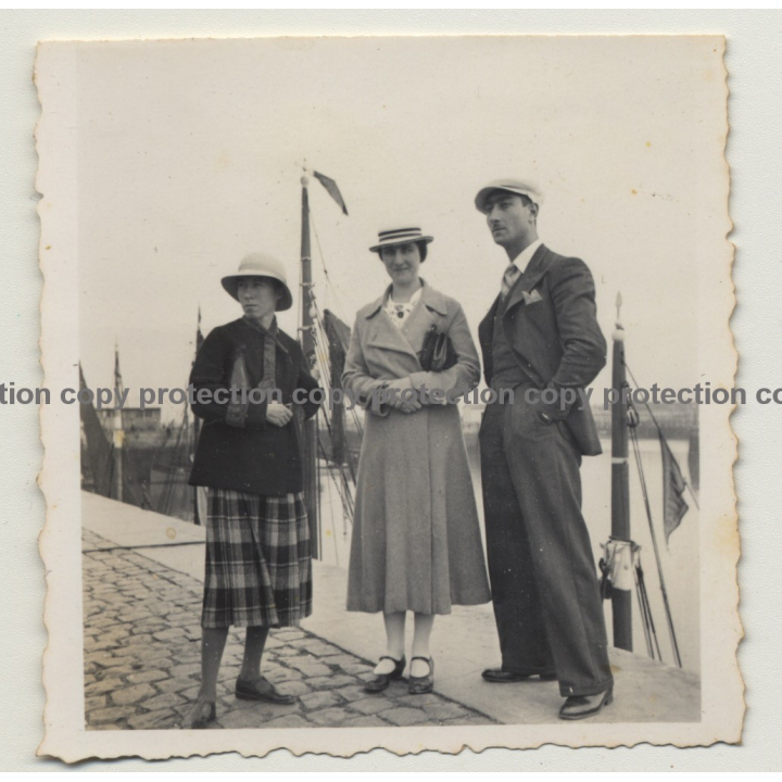 Stylish Guy & 2 Well Dressed Women - Ostende / Belgium (Vintage Photo B/W 1935)