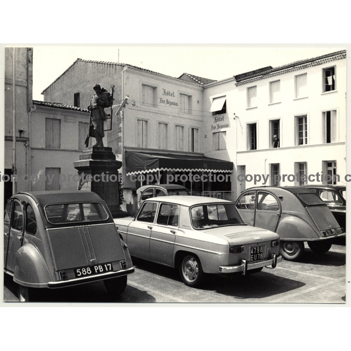 17110 St. Georges-de-Didonne / France: Hotel Les Bégonias - 2CV (Vintage Photo 1960s/1970s)