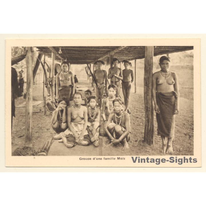 Annam / Vietnam: Group D'une Famille Moïs / Nude - Ethnic - Ear Stretching (Vintage PC ~1920s/1930s)
