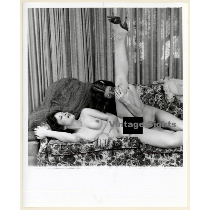 Erotic Study by T. Liori: 2 Nude Girlfriends On Flowered Couch / Lesbian INT (Vintage Photo KORENJAK 1970s/1980s)