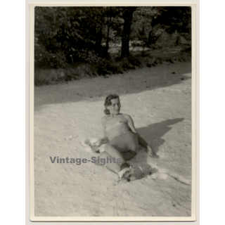 Snapshot Of Nude Female Lying In The Snow (Vintage Photo ~1940s/1950s)