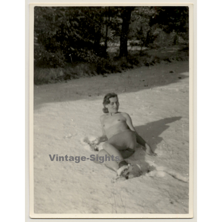 Snapshot Of Nude Female Lying In The Snow (Vintage Photo ~1940s/1950s)