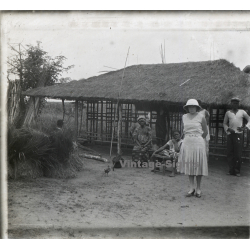 N'Djili - Kimpoko - Léopodville / Congo: Colonial Woman & Natives In Front Of Straw Hut (Vintage Stereo Glass Plate 1934)