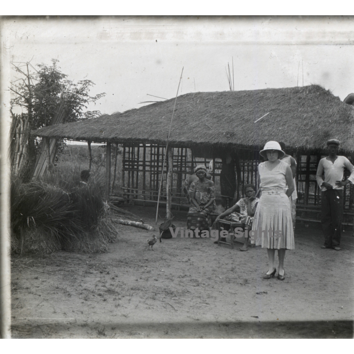 N'Djili - Kimpoko - Léopodville / Congo: Colonial Woman & Natives In Front Of Straw Hut (Vintage Stereo Glass Plate 1934)