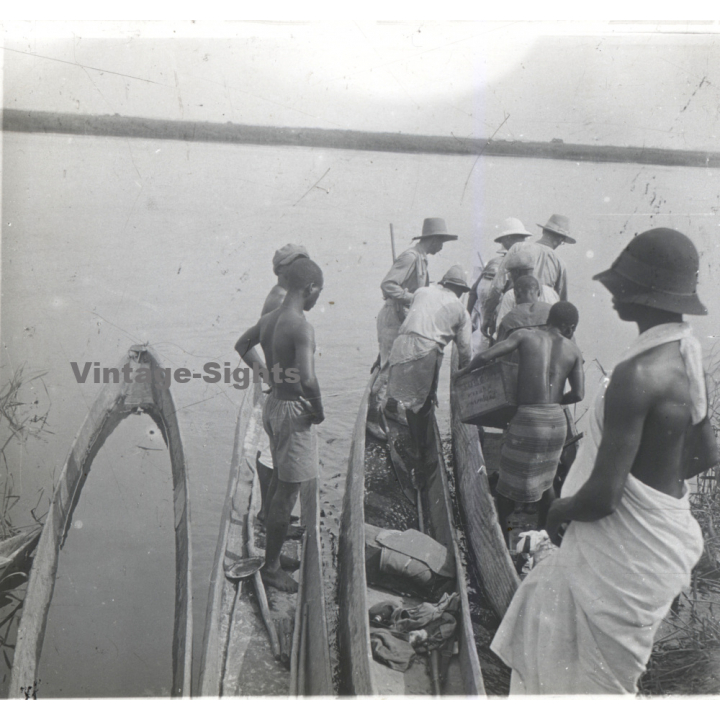 N'Djili - Kimpoko - Léopodville / Congo: Colonial Masters Loading Dugouts / Natives (Vintage Stereo Glass Plate 1934)