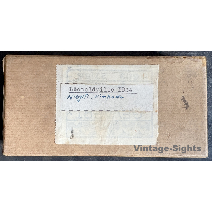 N'Djili - Kimpoko - Léopodville / Congo: Colonialist Behind Wood Fence / Tribal Village (Vintage Stereo Glass Plate 1934)