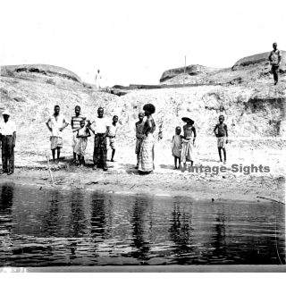 N'Djili - Kimpoko - Léopodville / Congo: Indigenouts Tribe Members On River Shore (Vintage Stereo Glass Plate 1934)