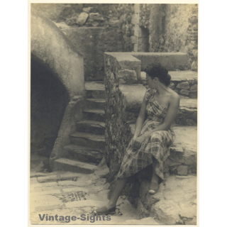 Mallorca: Great Take Of Woman Sitting On Old Town Stairs (Vintage XL Photo 37 x 27 CM 1980s)