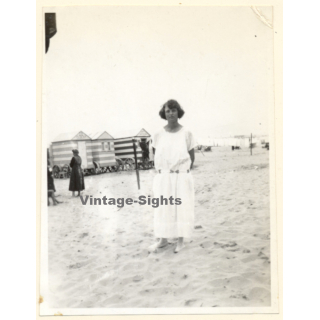 Blankenberge: Elegant Young Woman In White Dress On Beach / Fashion (Vintage Photo 1921)