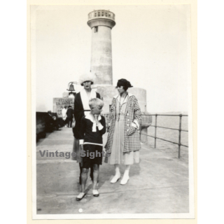 Blankenberge: Great Take Of 2 Elegant Females & Boy / Lighthouse - Pier - Fashion (Vintage Photo 1921)