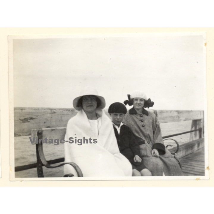 Heist: 2 Elegant Ladies & Boy On Bech / Fashion - Great Hat (Vintage Photo 1914)