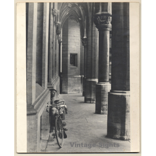 Lydia Nash: La Solitude Du Comme De Fond / Portrait - Bicycle - Church Arcade (Vintage Photo 1970s/1980s)