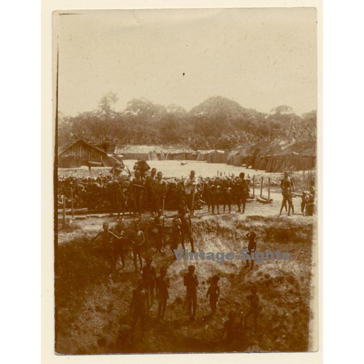 Congo Belge: Indigenous Tribe Members On Village Square / Wood Logs (Vintage Photo ~1910s/1920s)