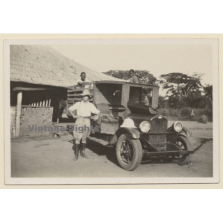Muma / Congo Belge: Colonial Master In Front Of Truck & 2 Natives  (Vintage Photo 1930)