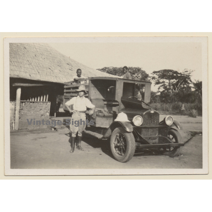 Muma / Congo Belge: Colonial Master In Front Of Truck & 2 Natives  (Vintage Photo 1930)