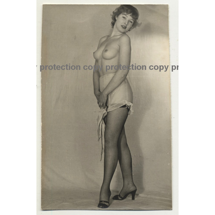 Busty Shorthaired Pin Up Girl *1 / Boobs (Vintage Photo B/W ~1940s/1950s)