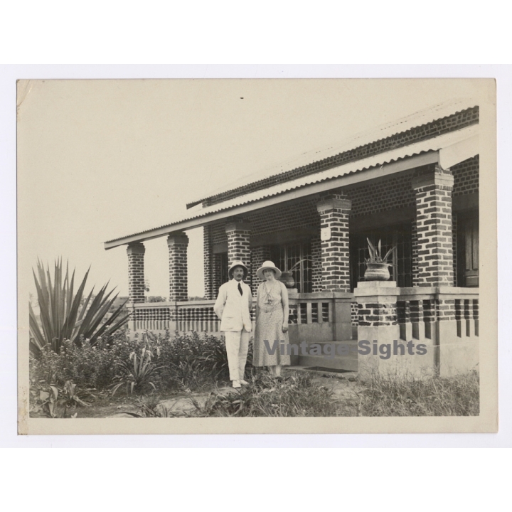 Congo Belge: Portrait Of Colonialist Couple In Front Of Their Mansion (Vintage Photo  ~1930s)